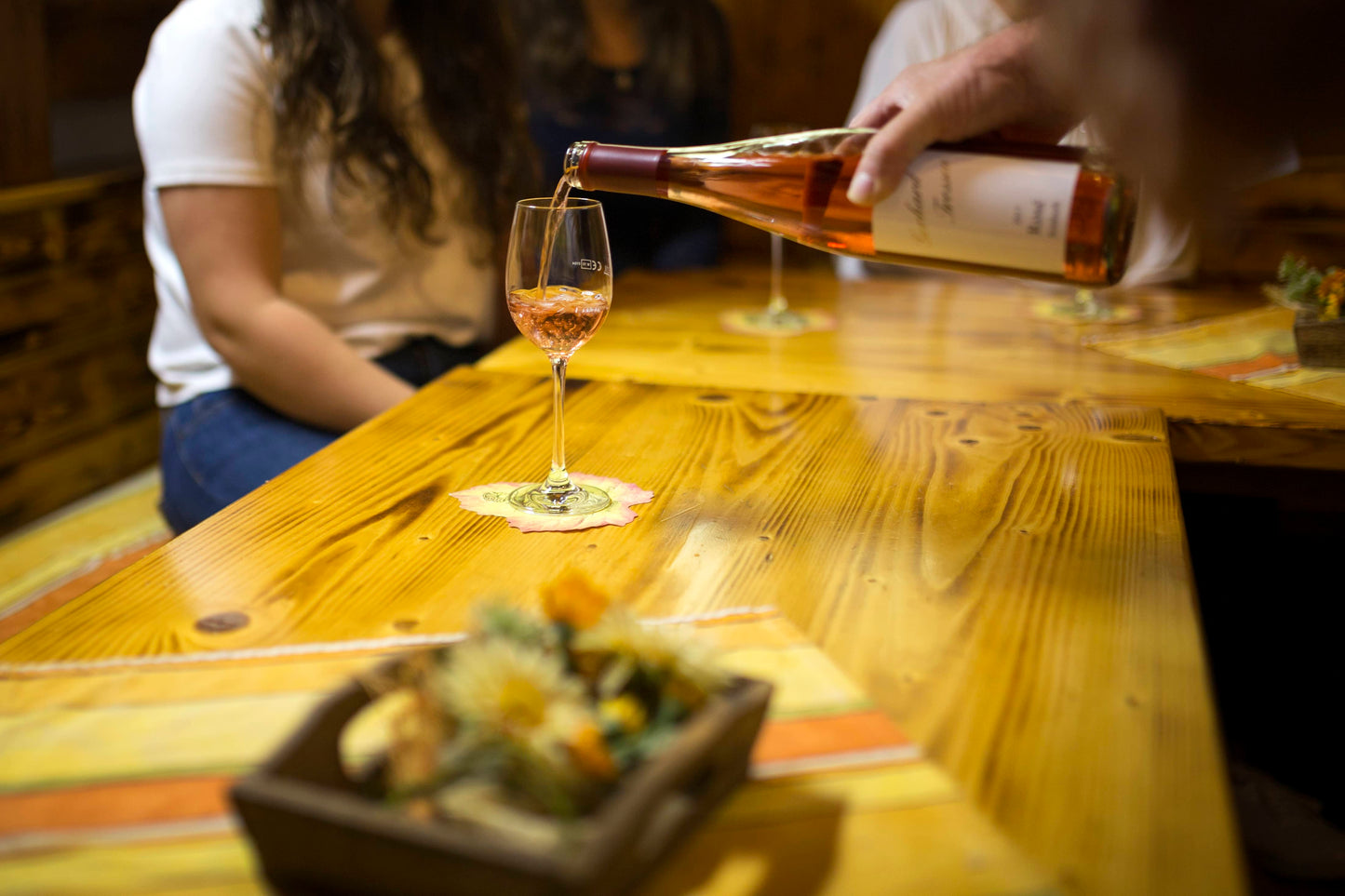 Einschenken von Roséweine während der Weinprobe