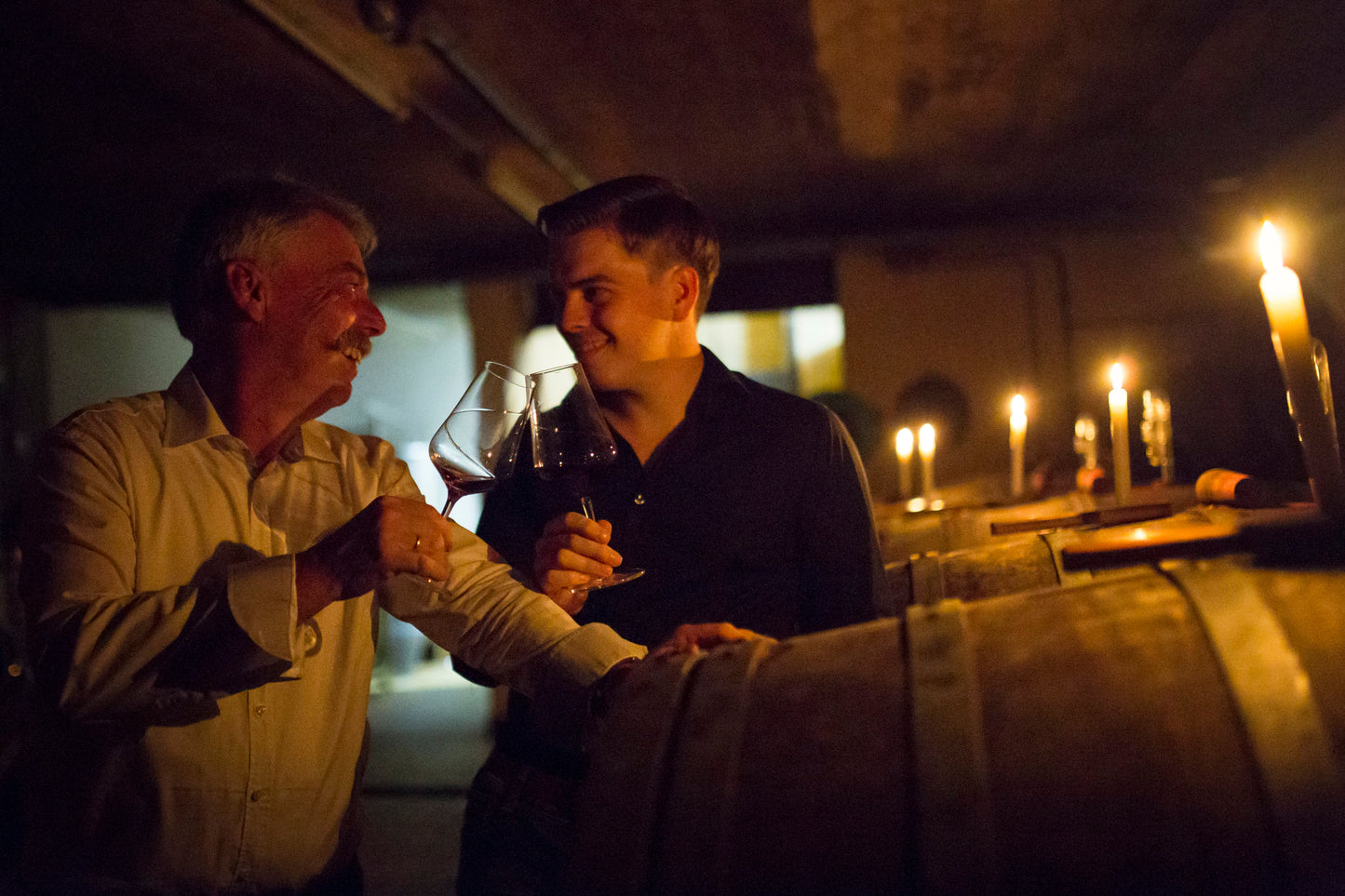 Lucas und Gerhard Trossen beim Probieren von Rotwein im Weinkeller