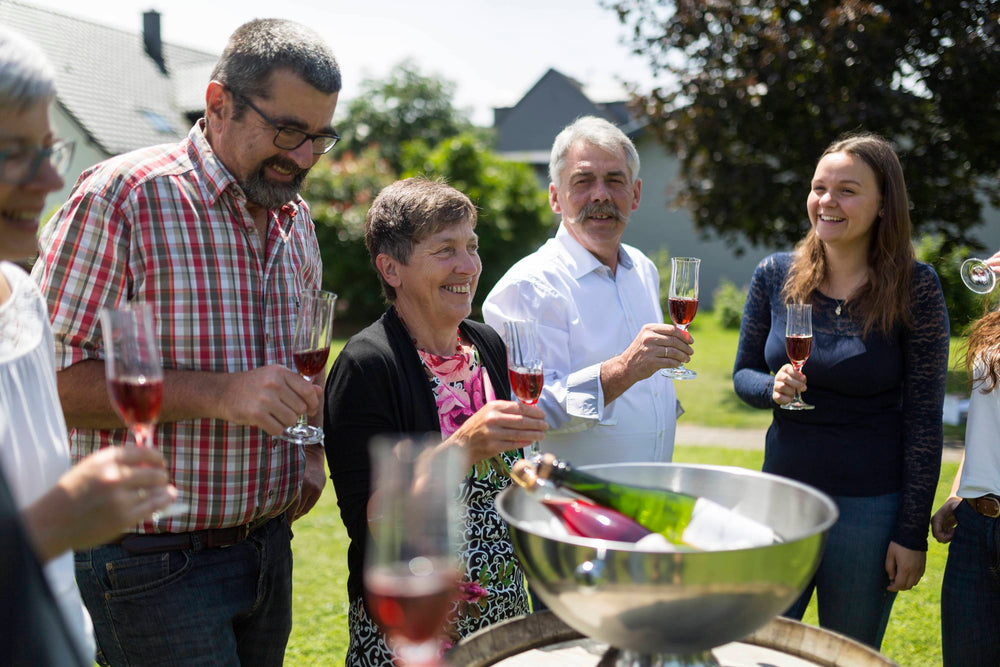 
                  
                    Lachende Menschen während der Weinprobe
                  
                